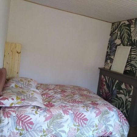 Appartement Cozy Dans Maison Privee Tauves Kültér fotó