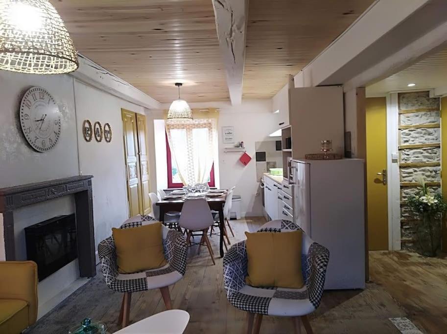 Appartement Cozy Dans Maison Privee Tauves Kültér fotó