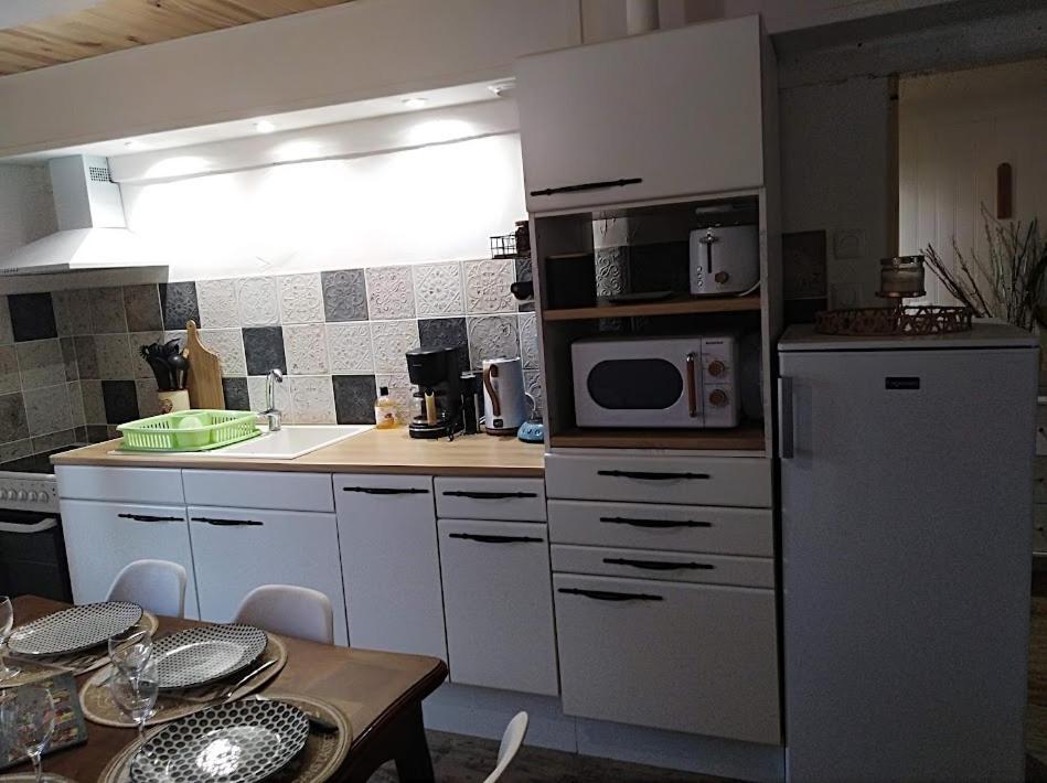 Appartement Cozy Dans Maison Privee Tauves Kültér fotó