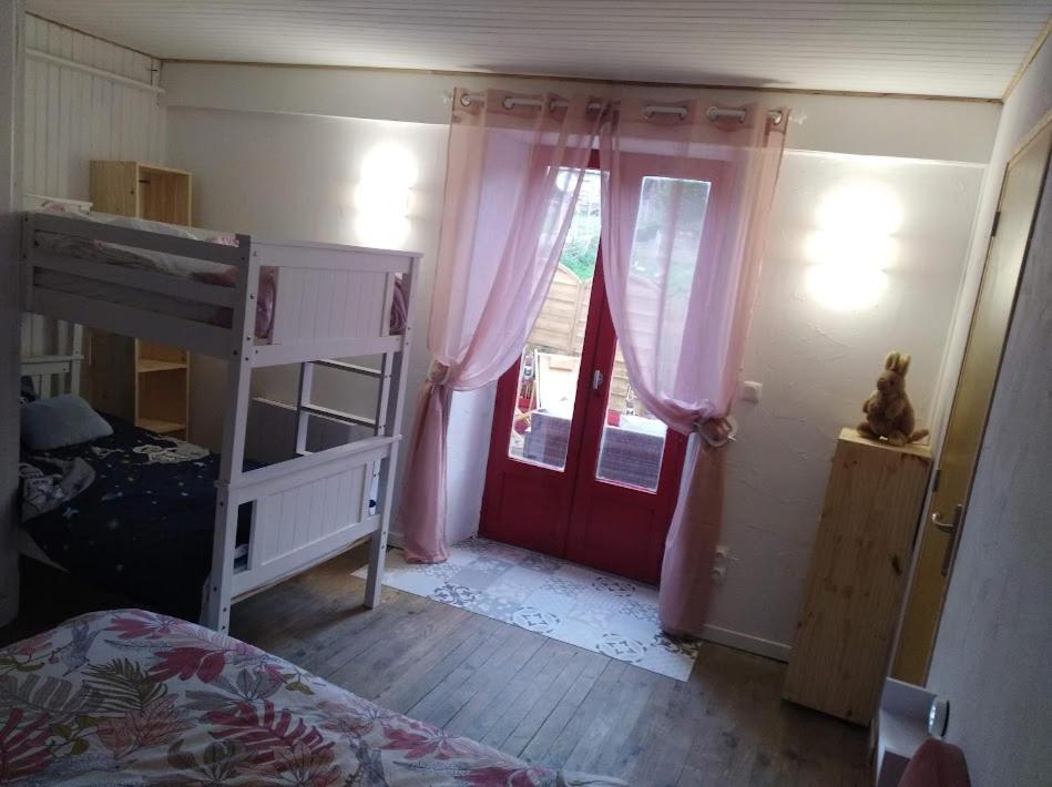 Appartement Cozy Dans Maison Privee Tauves Kültér fotó