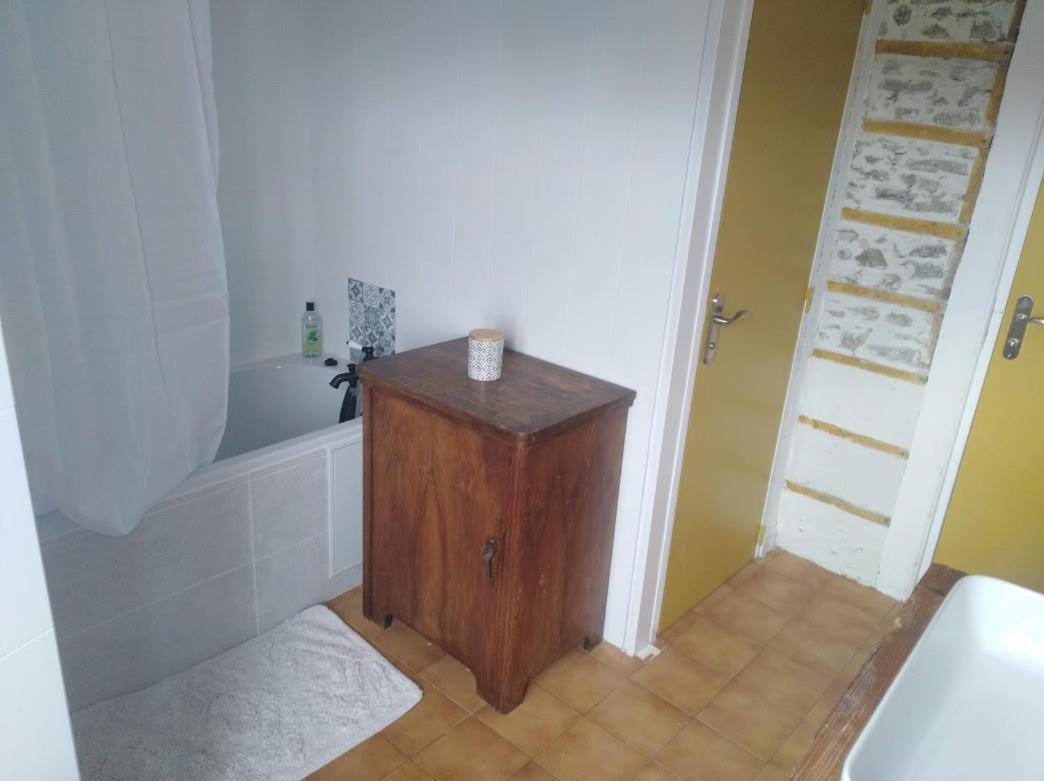 Appartement Cozy Dans Maison Privee Tauves Kültér fotó